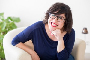 Elena Terreros con una camiseta azul oscuro sonriendo